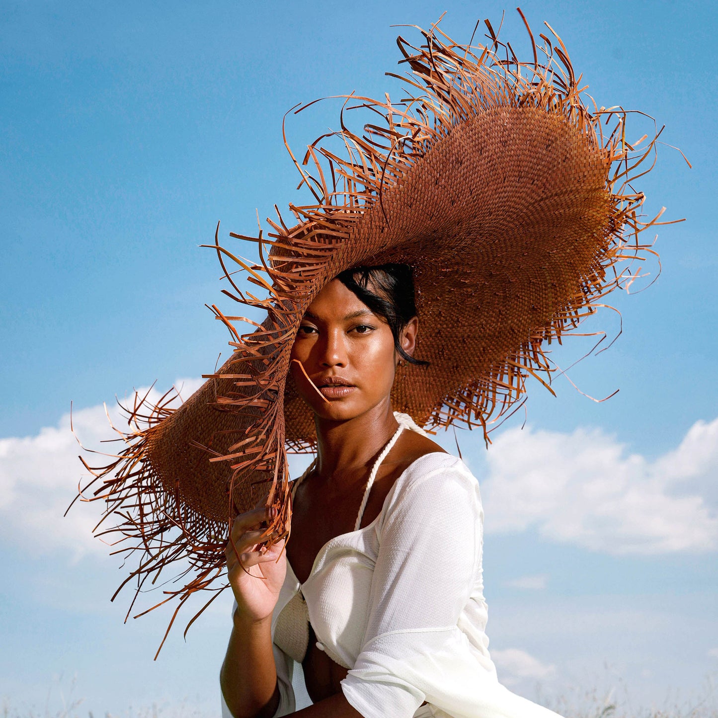 AMORA Oversized Woven Straw Hat in Chestnut Brown